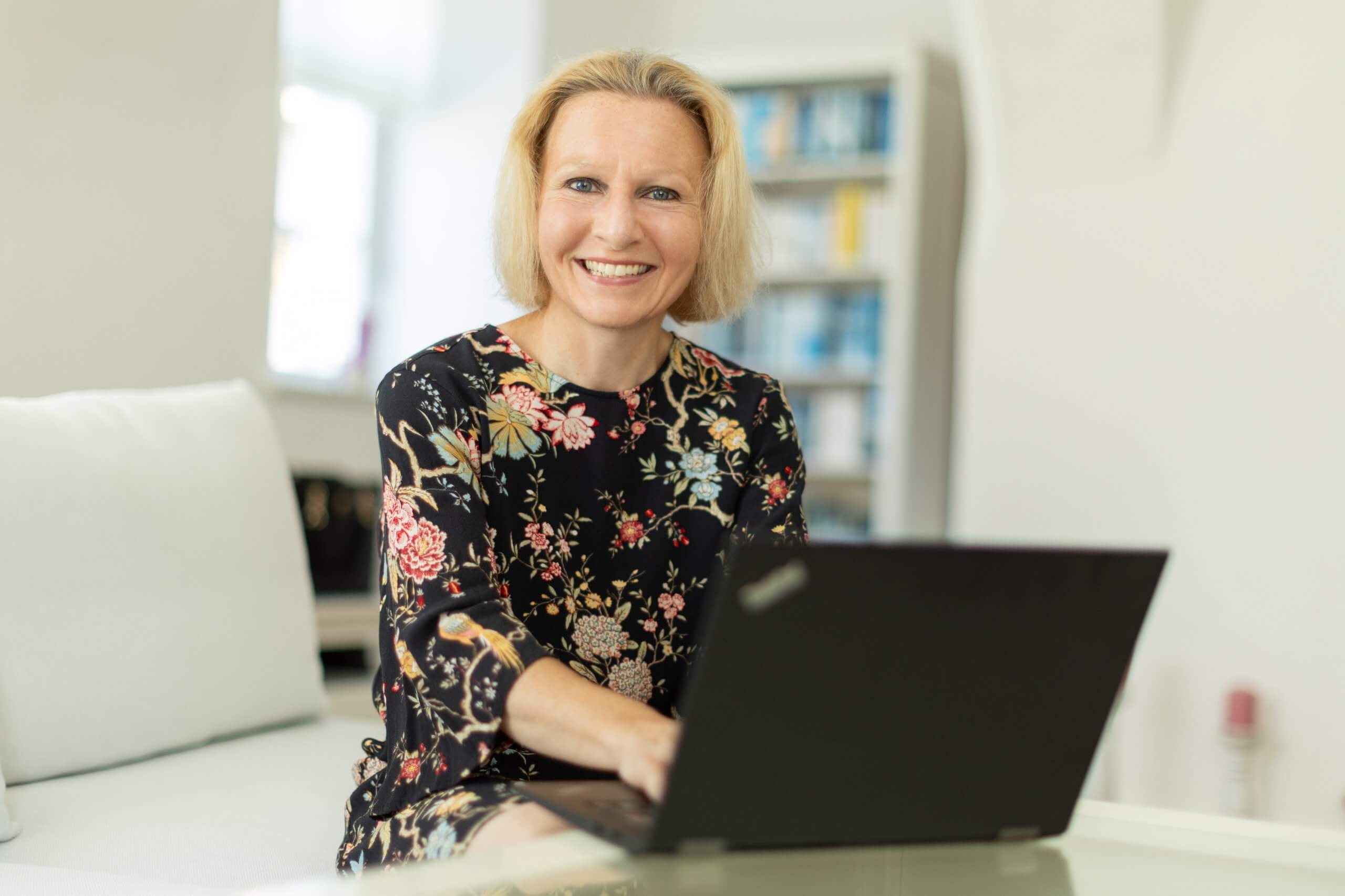 Karoline Eisenschenk_Krimi Autorin_Niederbayernkrimis Großbritannienkrimis_2025_2 Krimiautorin Eisenschenk schreibt Niederbayernkrimis am Computer